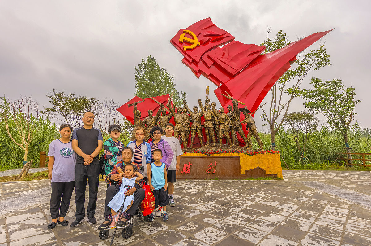 我需要一份旅游景区运营的策划方案景区包含红色教育重走长征路民俗体验嬉水乐园采摘、烧烤等要求：提供学生社会实践活动的课程方案党建活动课程方案幼儿亲子方案工会活动方案