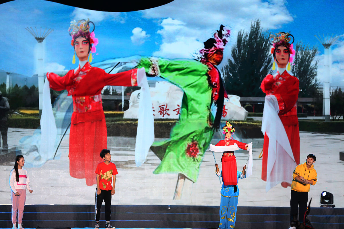 追溯飘色的发展除去作为宗教性质的为娱乐神灵的活动外过去人物所用的道具包括戏服、彩条、彩柜等人们都争相购买摆放在家中以保护家庭的平安祈求幸福平安。