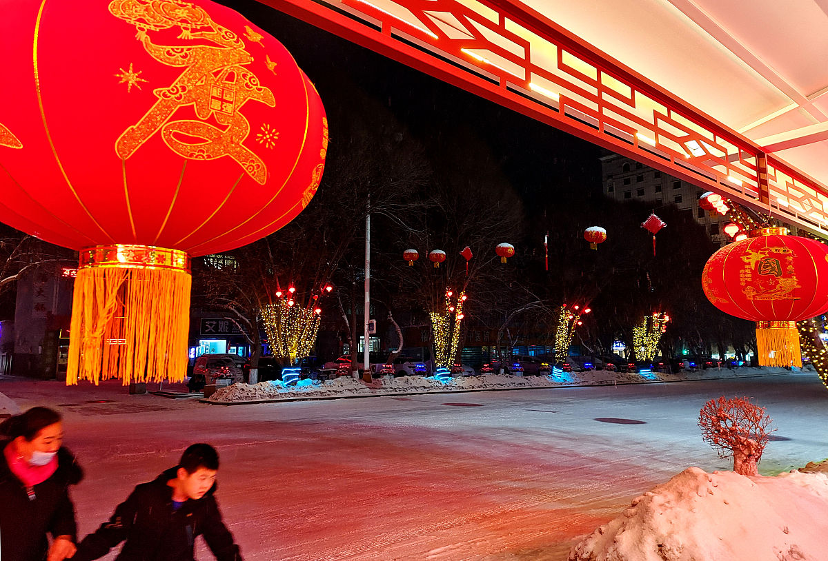 2022年2月12日,新疆塔城地区裕民县持续降雪,裕民县夜晚璀璨灯光与雪