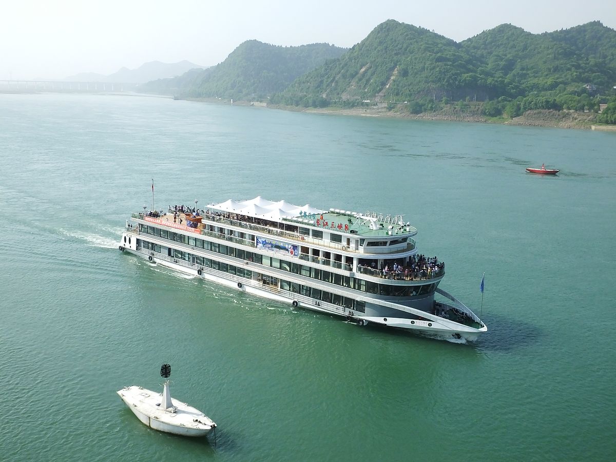 游三峡帮我用210字详细描述