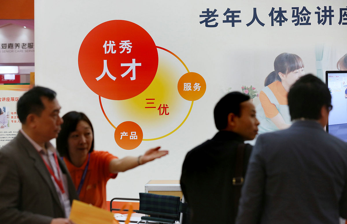 新时代我们该如何实施人才强国战略？多方面多层次多角度写不少于2000字论文