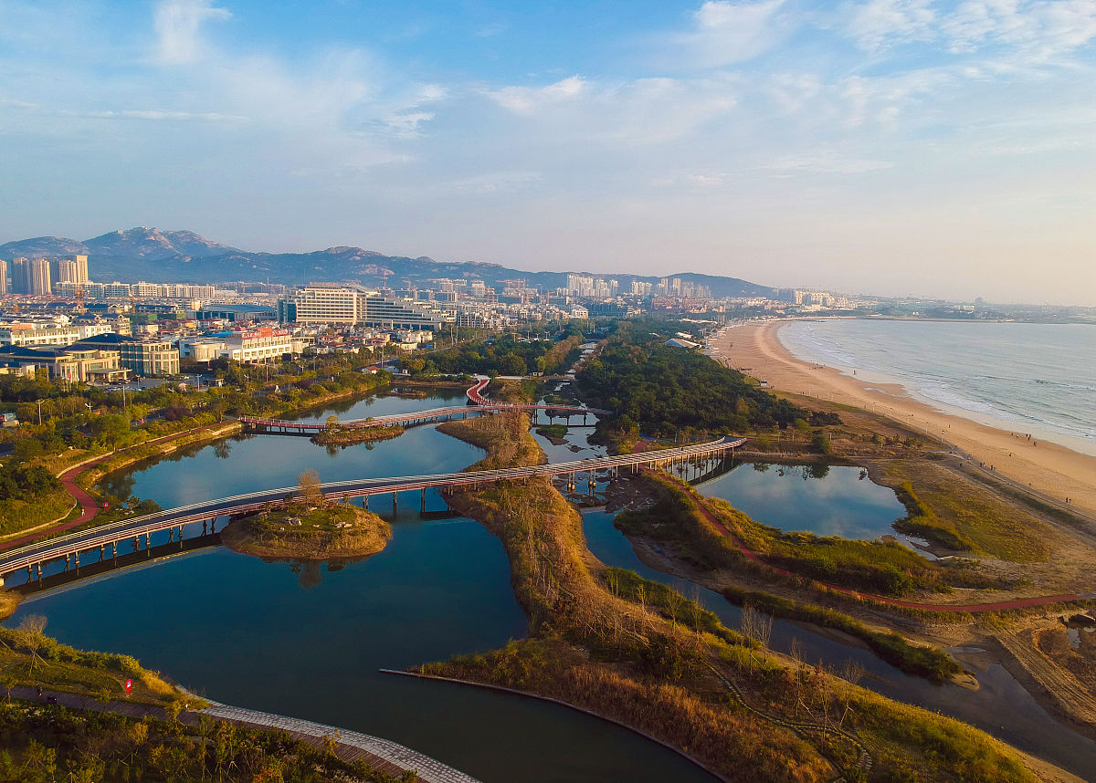 2020年10月10日,航拍镜头下的山东省日照市阳光海岸绿道.金秋时节,天