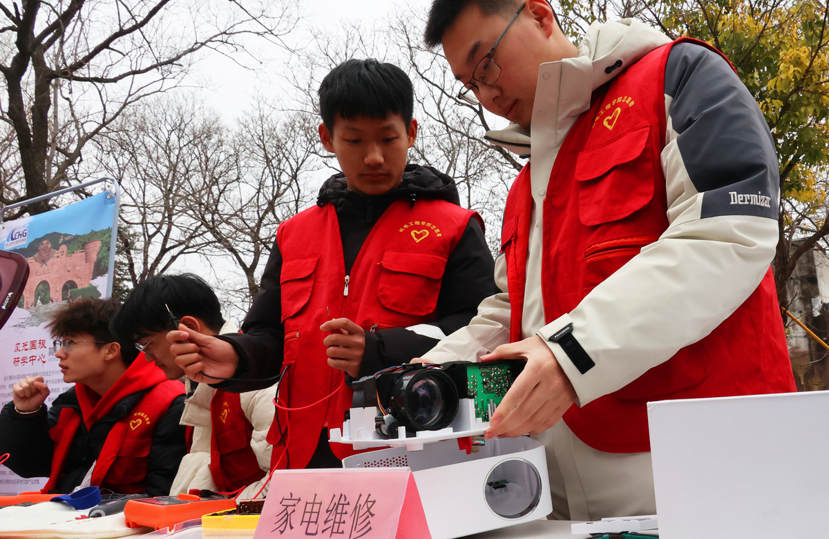 2026年3月4日,江苏连云港,志愿者为市民维修小家电.