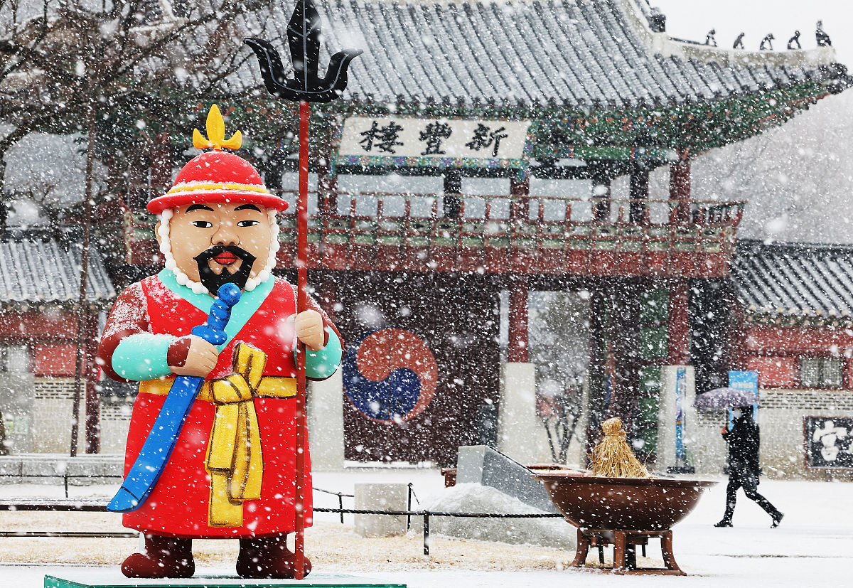 韩国京畿道水原市,当地迎来降雪,雪中的<strong>世界</strong>文化遗产华城别具韵味