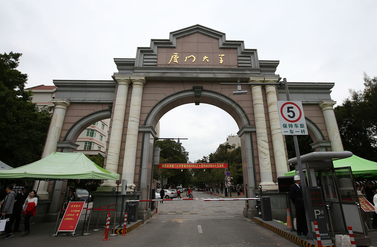 2017年12月15日,厦门气候宜人,大批游客"扎堆"厦门大学内参观游览.图