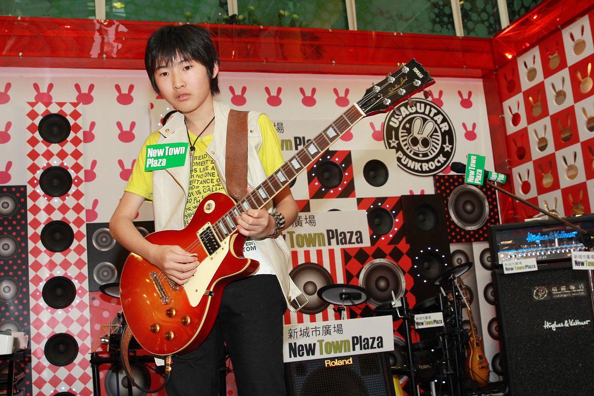2013年3月29日,香港,13岁的日本吉他神童宫泽佑门出席复活节潮绘摇滚