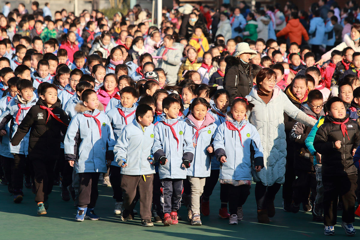2021年12月27日,江苏省无锡市扬名中心小学的学生在参加冬季长跑.