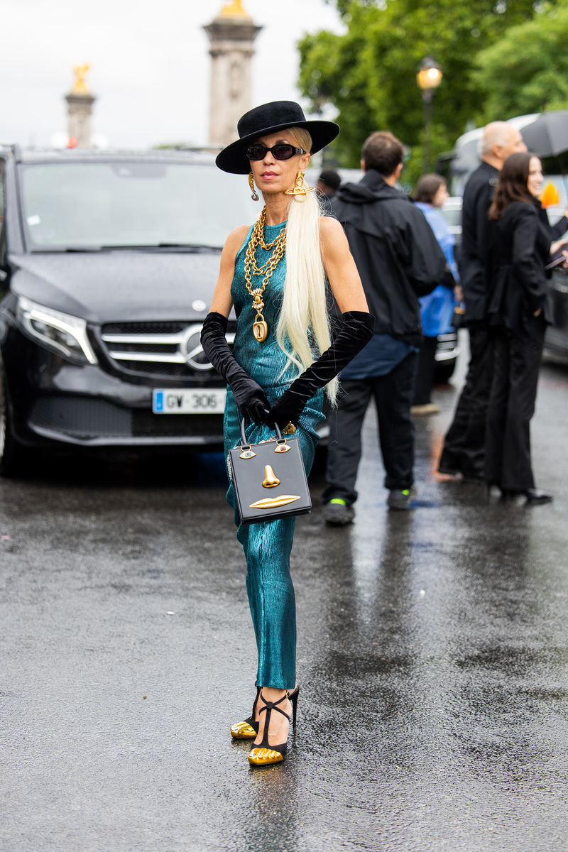 随着社交媒体的兴起人们追求个性化和与众不同的形象。选择复古老钱风的穿搭在内敛简单的配色中通过优质面料和精细的剪裁来透露出个人的品味。翻译成英文