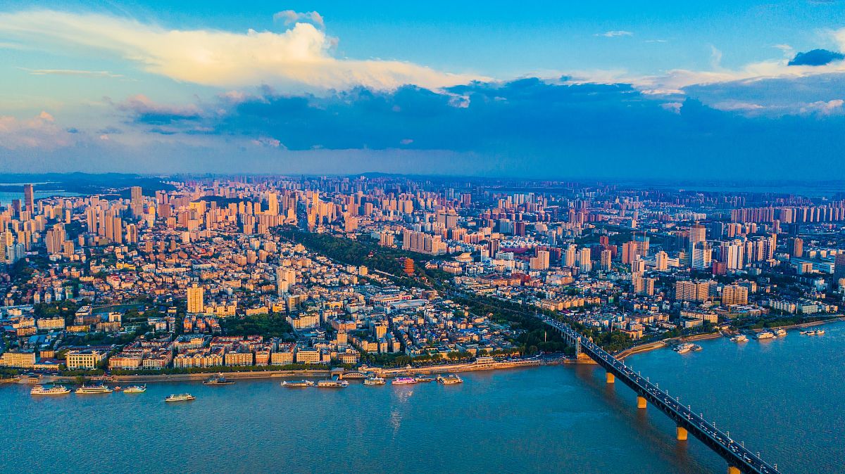 2021年7月24日傍晚时分,航拍晚霞映照下的武汉.