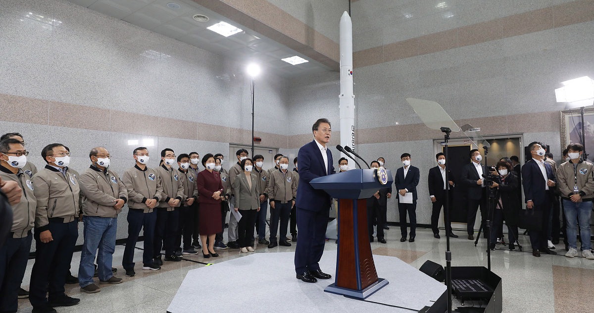 当地时间2021年10月21日,韩国高兴郡,韩国自主研发的"世界"号运载火箭