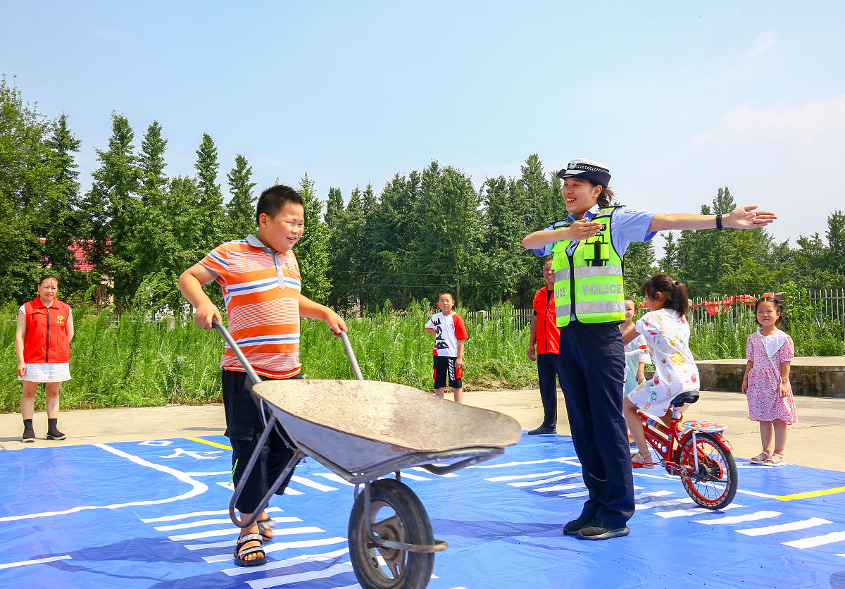 2021年7月12日,在江苏南通如皋市吴窑镇小马社区暑期爱心托管班上,孩