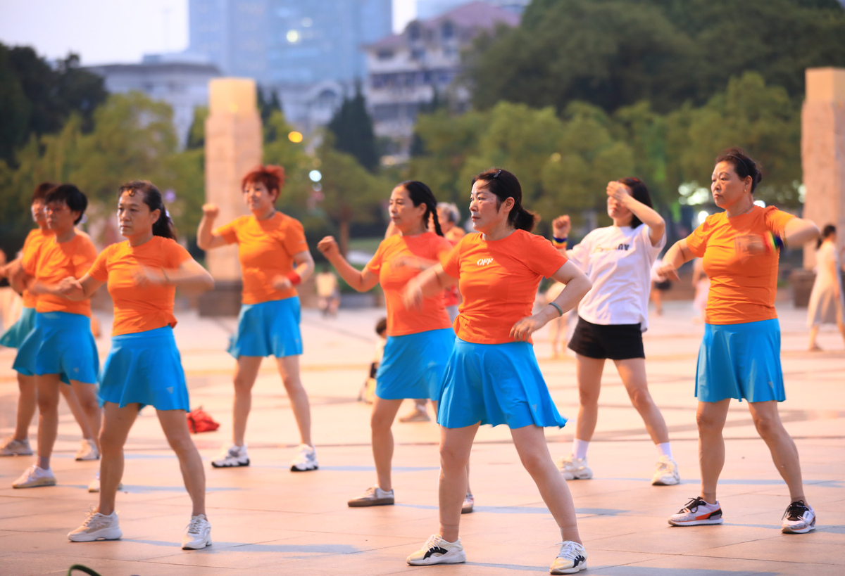 你是一个有氧健身操主播现在想在主播间背景上写一段跟有氧健身操有关的口号不超过8个字