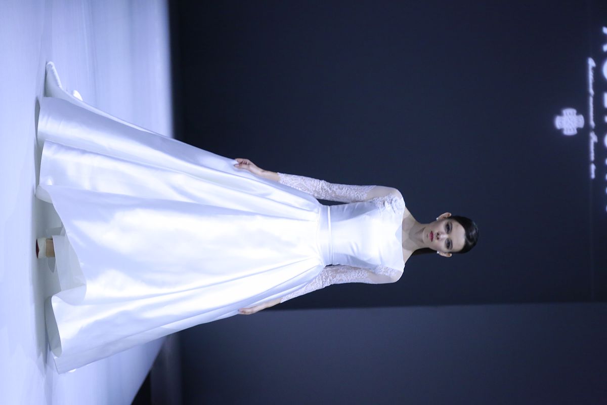 帮我取10组美妆产品的品牌名称要求如下1 必须有中文和英文两个版本并且中英文读音相近2 中文名称为两个汉字英文名称不超过8个字母的一个单词3 名称简洁明了易读易写方便记忆具有独特性4 尽量突显美产品特性符合女性审美