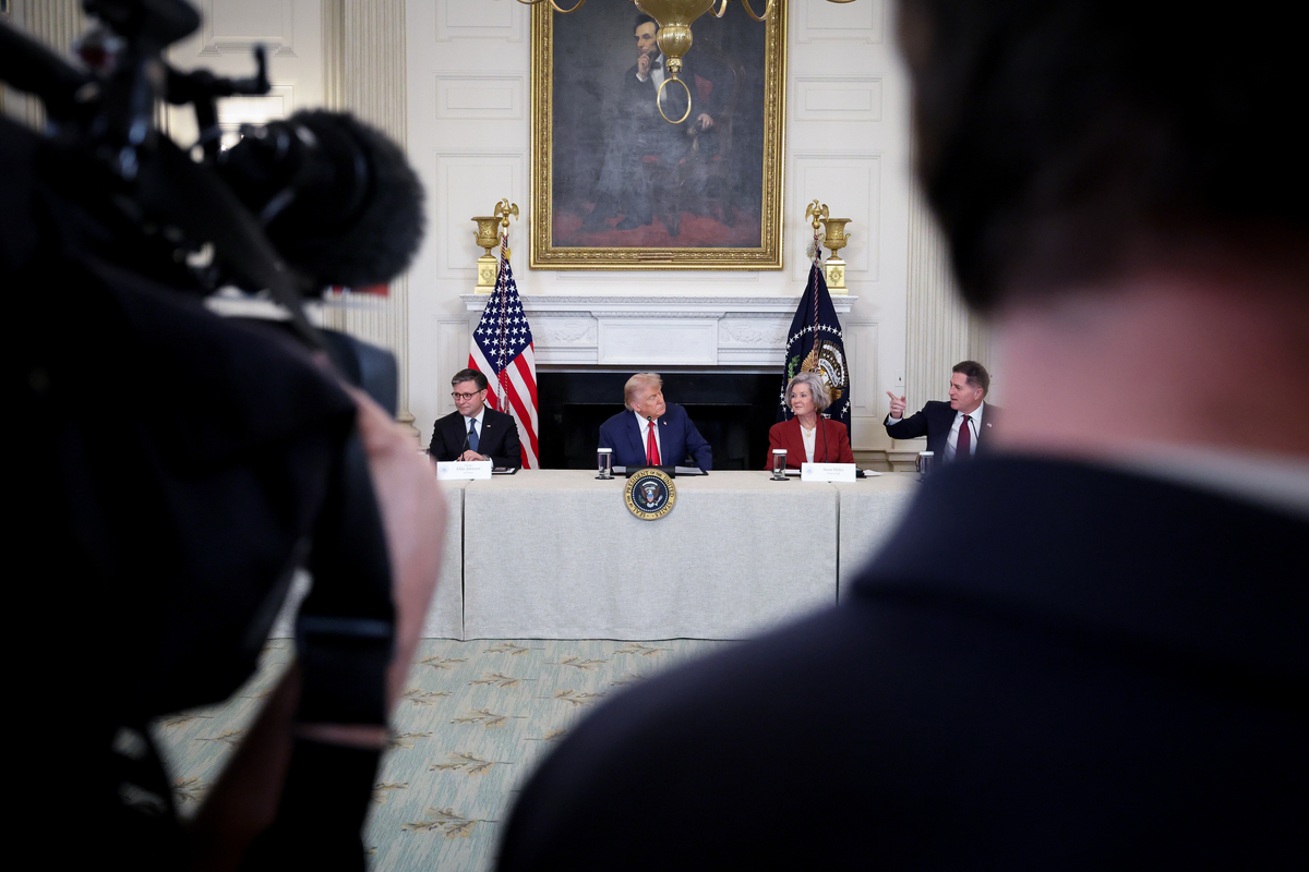 如果此案没有被驳回特朗普也没有与检察官达成协议预计将开庭审理。周二曼哈顿地区检察官阿尔文·布拉格 Alvin Bragg 的办公室提出了 1 月份的审判日期