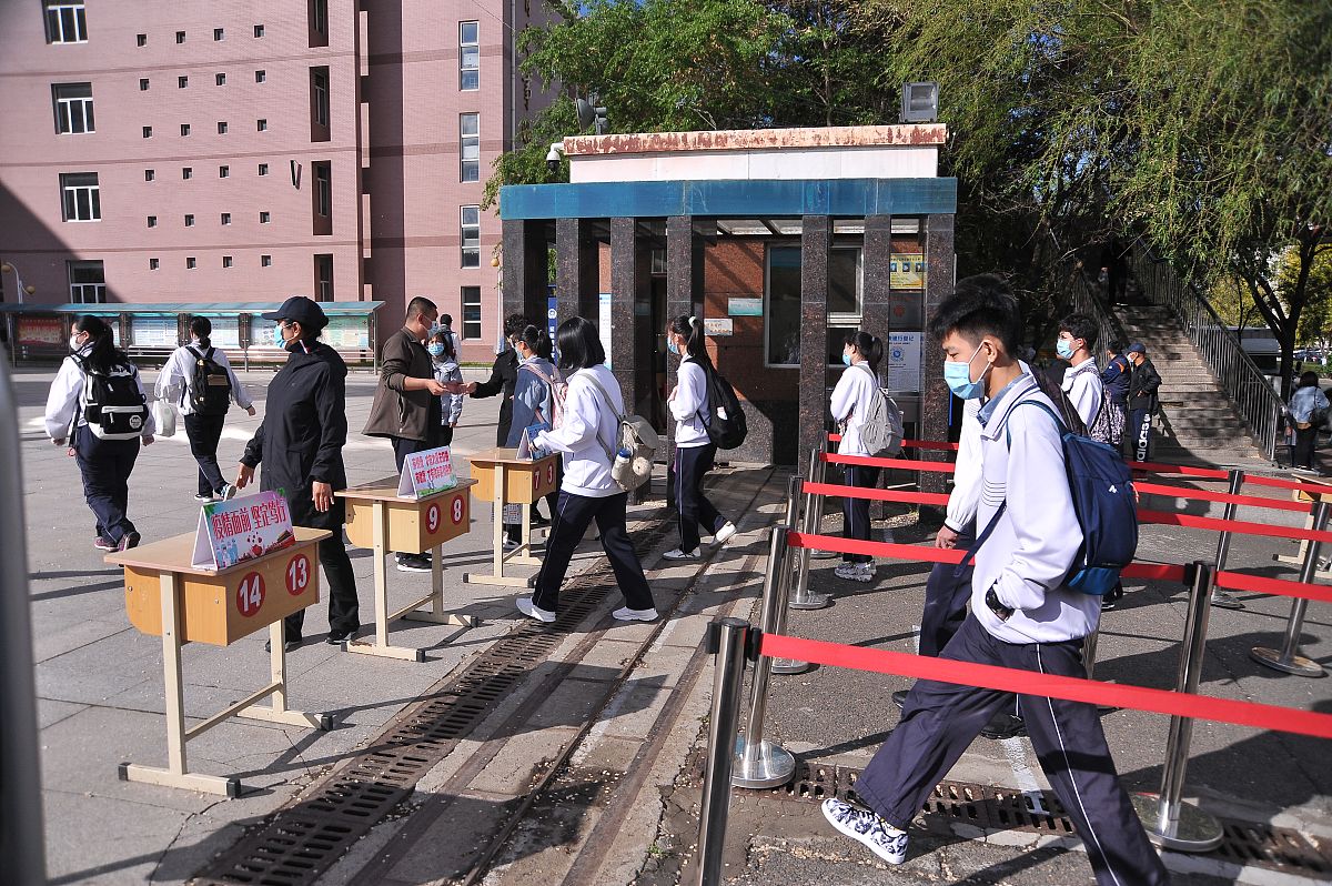 重庆轻轨学校毕业包分配情况：学生关注及学校回应