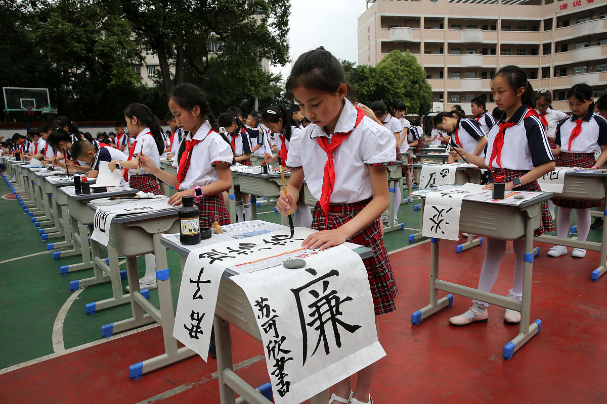 2019年四川省南充外国语中等专业学校招生专业及计划