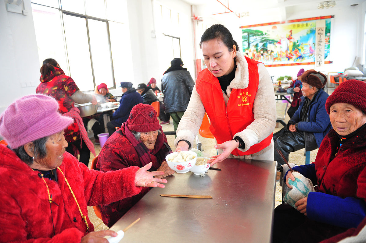 大学生来到敬老院