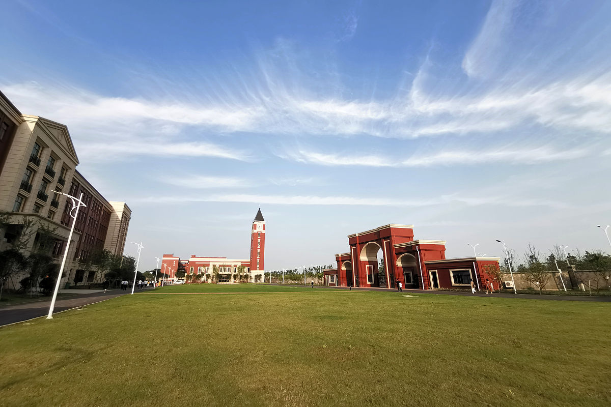 2019年6月23日,武汉,华中师范大学第一附属中学光谷分校.