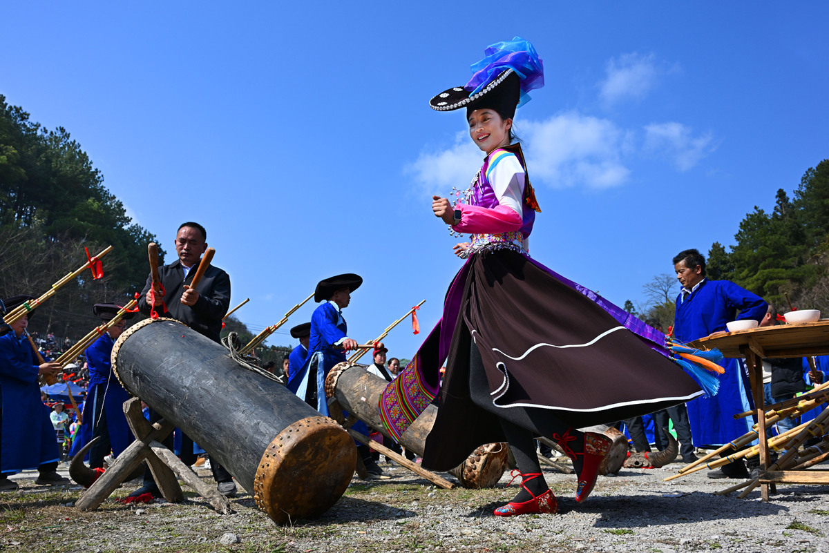 2026年2月21日,贵州龙里,苗族同胞在溶洞外广场吹奏,