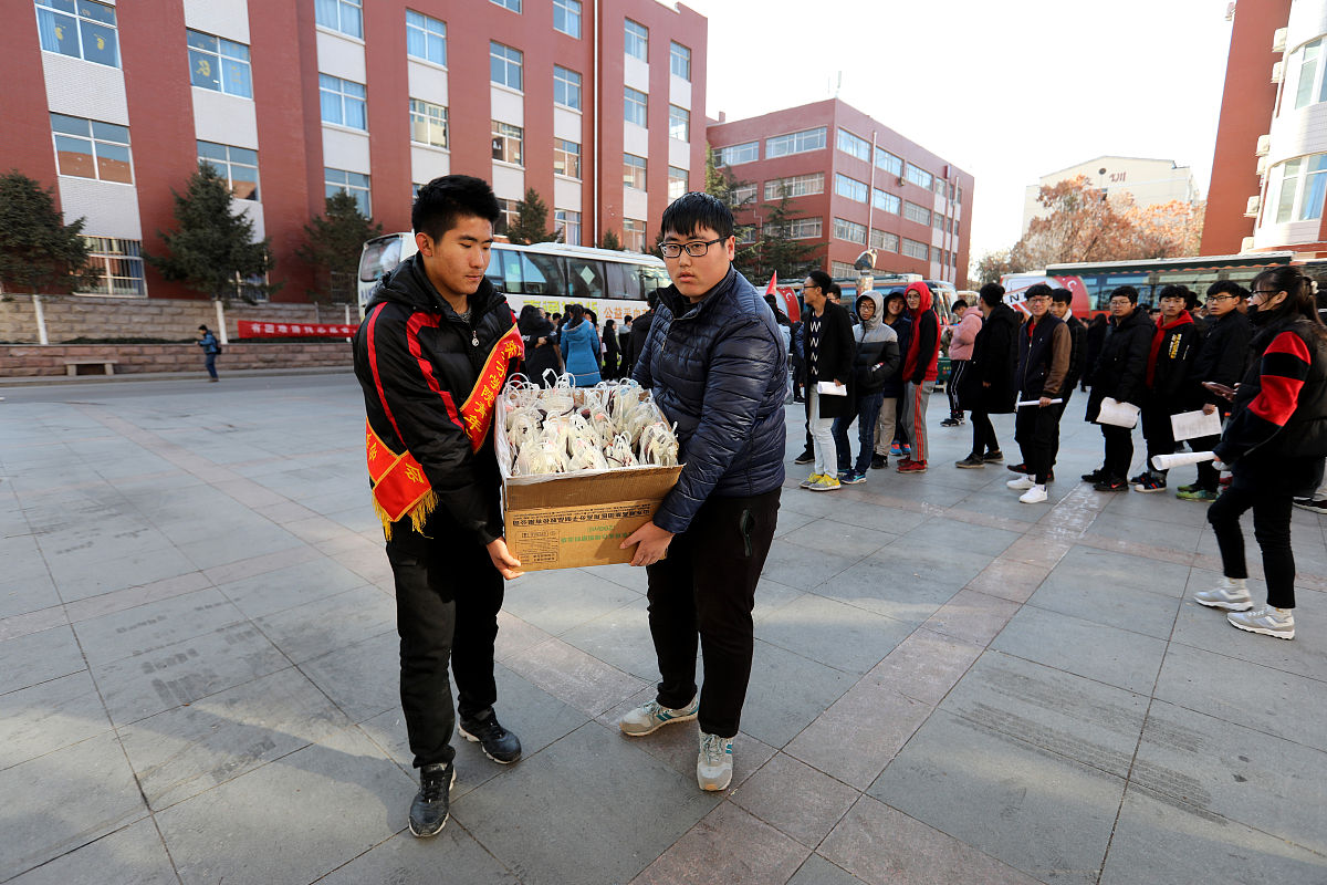 根据我所了解的信息中国竹博园献血荣誉卡需要进行献血后方可获得但是否免费可能需要根据不同地区或献血机构的具体政策而定。您可以直接咨询当地的献血中心或竹博园相关工作人员以获取更准确的信息。