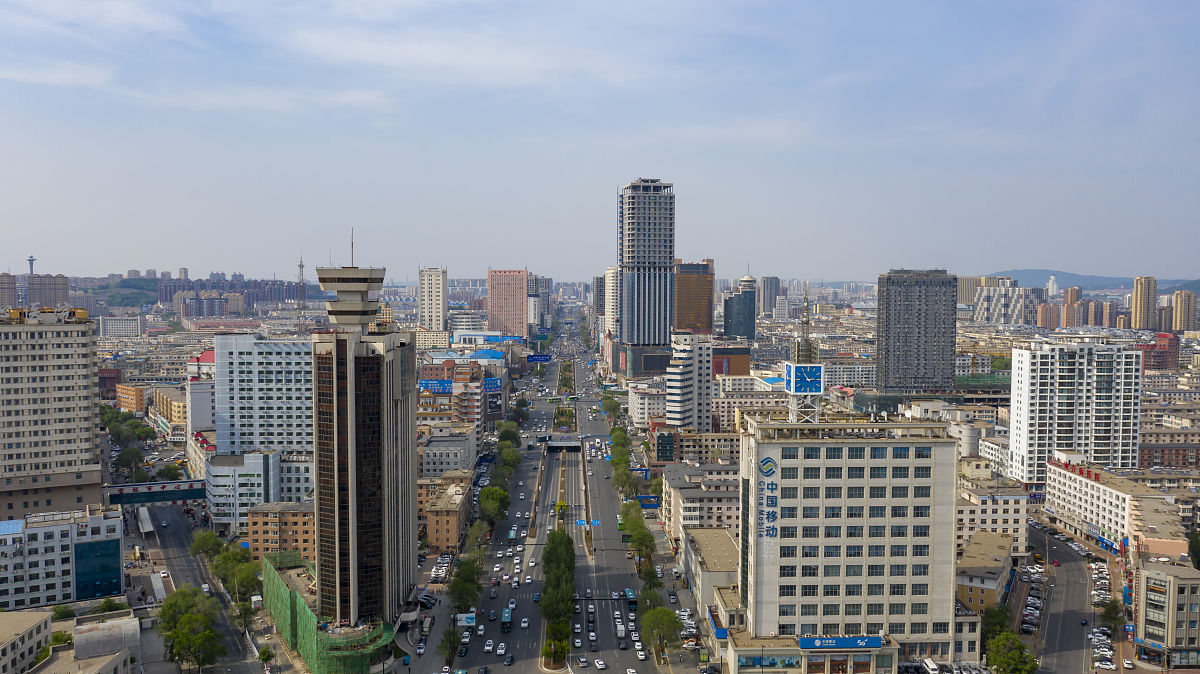 2021年5月20日,无人机航拍吉林省吉林市吉林大桥北侧江城广场以及广场