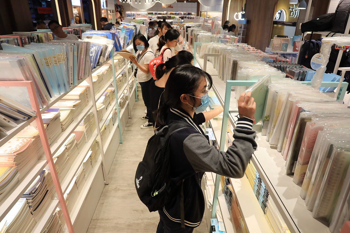 2020年8月29日,江苏淮安,市民在书店选购图书和学习用品.