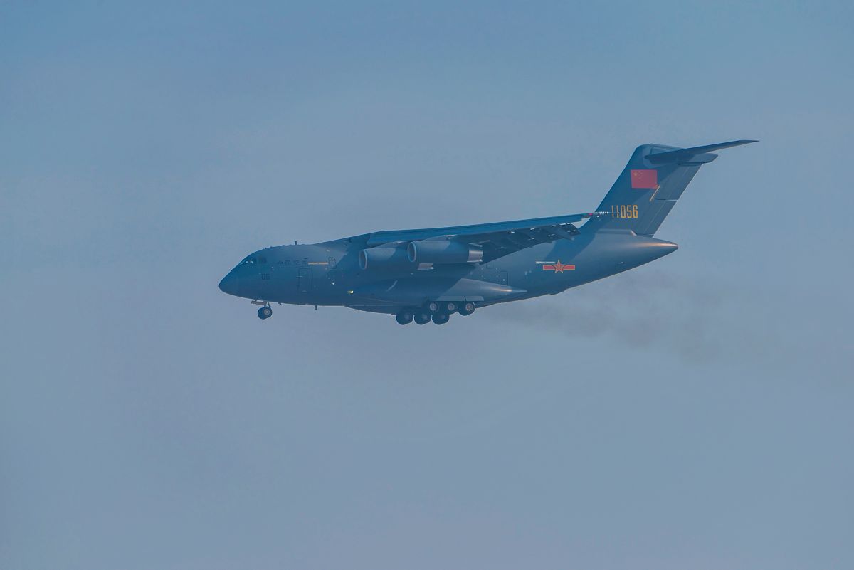 此外它还可以搭载航天器和运输重型机械设备。运20的使用范围极为广泛除了常规运输和特殊任务外运20也用于支援中国国内的大型工程项目如水利、交通建设等。不改变意思重新写一遍