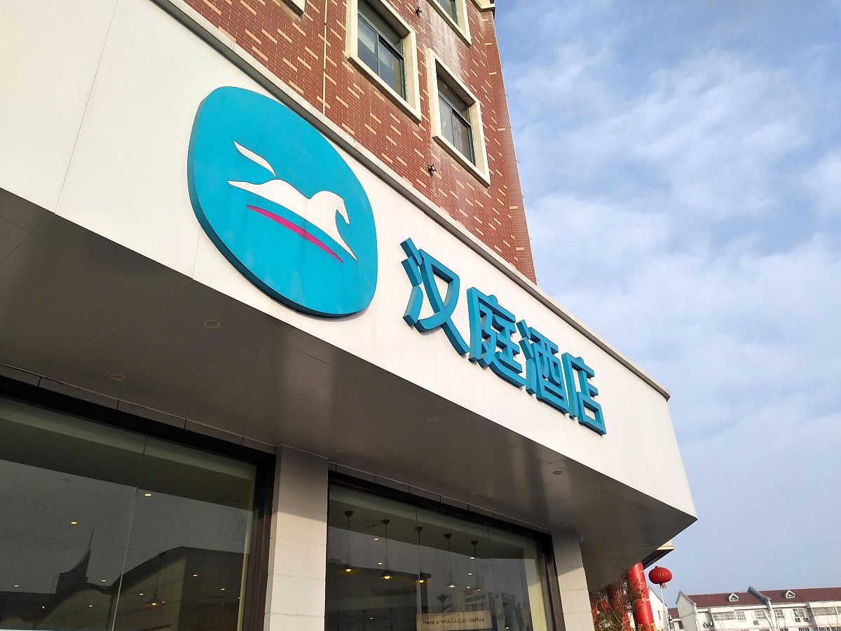 你是一个在汉庭酒店工作的服务员1133房间顾客来电说很喜欢房间里的书籍我通过沟通与了解决定把书籍赠送给顾客因此顾客写了一封表扬信请你用优美的语言写3个不少于100字的优秀黄金案例