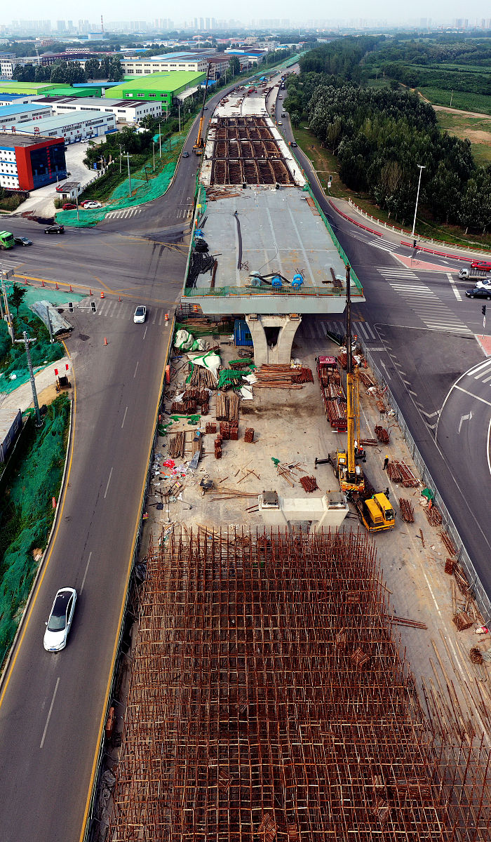 改写下面一段话，降低论文查重率：
随着中国城市化进程的加快发展，城市道路交通也进入快速发展时期。城市快速路作为城市道路交通的重要组成部分，其安全施工状态也越来越受到人们的重点关注。城市快速路工程施工工艺复杂、