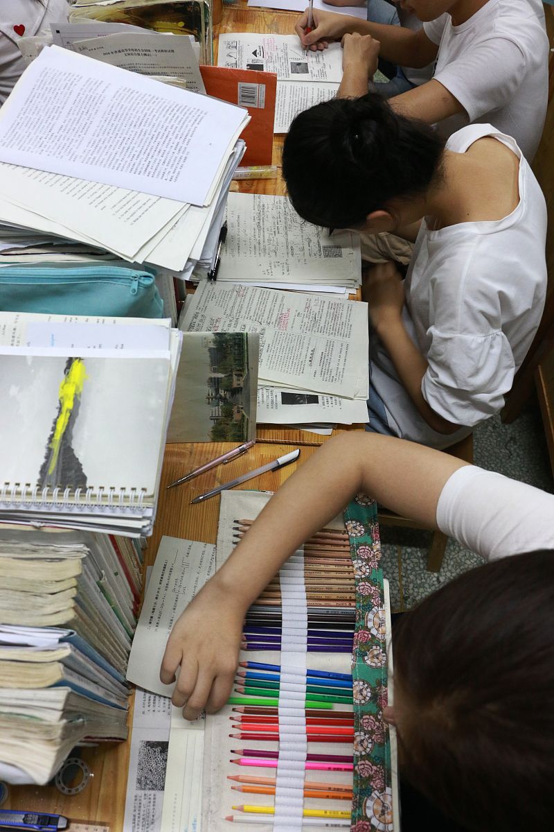 请以主题上课偷玩手机被没收后还生气不上课写一篇400字的检讨请写的符合客观事实并让别人看不出来是AI写的