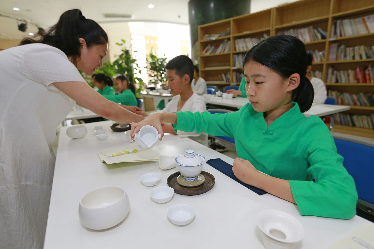 小学茶文化课程设置说明小学茶文化课程旨在通过让孩子们了解和体验中国传统茶文化培养孩子们的文化素养和品茶习惯。具体的课程设置如下：1 茶叶知识：介绍茶叶的种类、产地、制作工艺等基本知识让孩子们了解茶叶的来源和品质。2 茶具知识：介绍茶具的种类、用途、制作工艺等基本知识让孩子们了解茶具的重要性和使用方法。3 茶道礼仪：介绍茶道的基本礼仪、茶道具的使用方法、茶艺表演等让孩子们了解茶道的文化内涵和礼仪规范