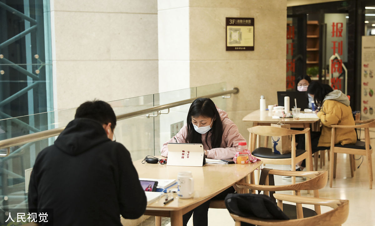 深圳市公共图书馆服务水平低下的根源：专业馆员短缺