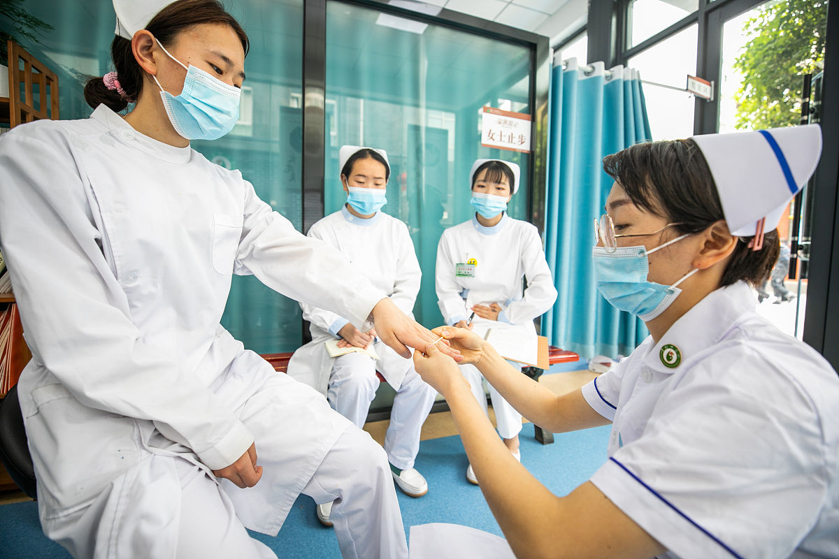 检验专业和护理专业哪个好 前景都怎么样