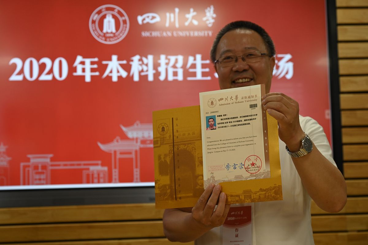 2020年8月9日,川大录取通知书从成都发出.(如需下载使用,请务必署名: