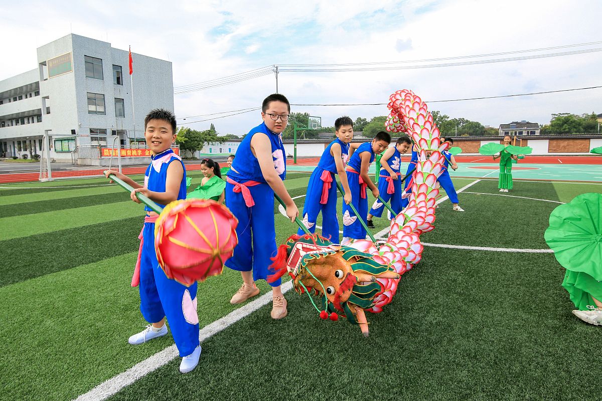 2021年9月14日,浙江湖州,长兴县林城镇天平中心小学,学生们在课后托管