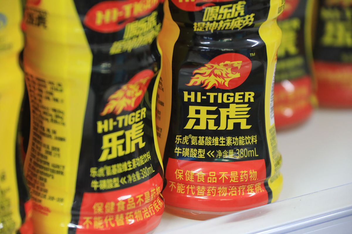 1	乐虎获得食品药品监督管理总局蓝帽子的认证和保健食品推准证书产品质量有过硬的保证。2	乐虎的独特包装设计和视觉标识辨识度高占据了广泛消费者认同度高的市场份额。3	乐虎价格低廉性价比高走高性价比路线的定价优势突出稳占国内功能饮料市场龙头老二的地位。4	其市场份额占比较大价格定位优势明显并通过赛事赞助等手段获得了稳定的市场地位。为上面的内容进行下一个结论