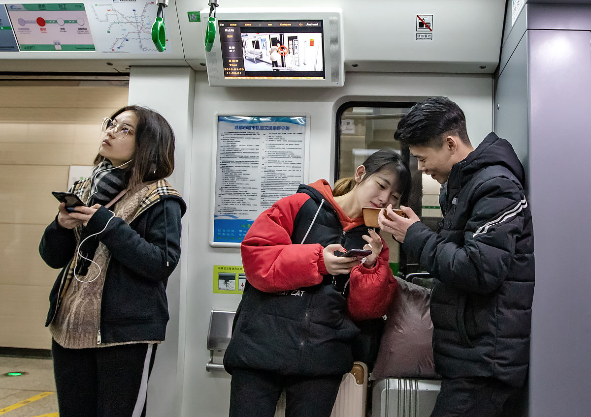 地铁搭讪技巧：如何礼貌地引起对方注意？