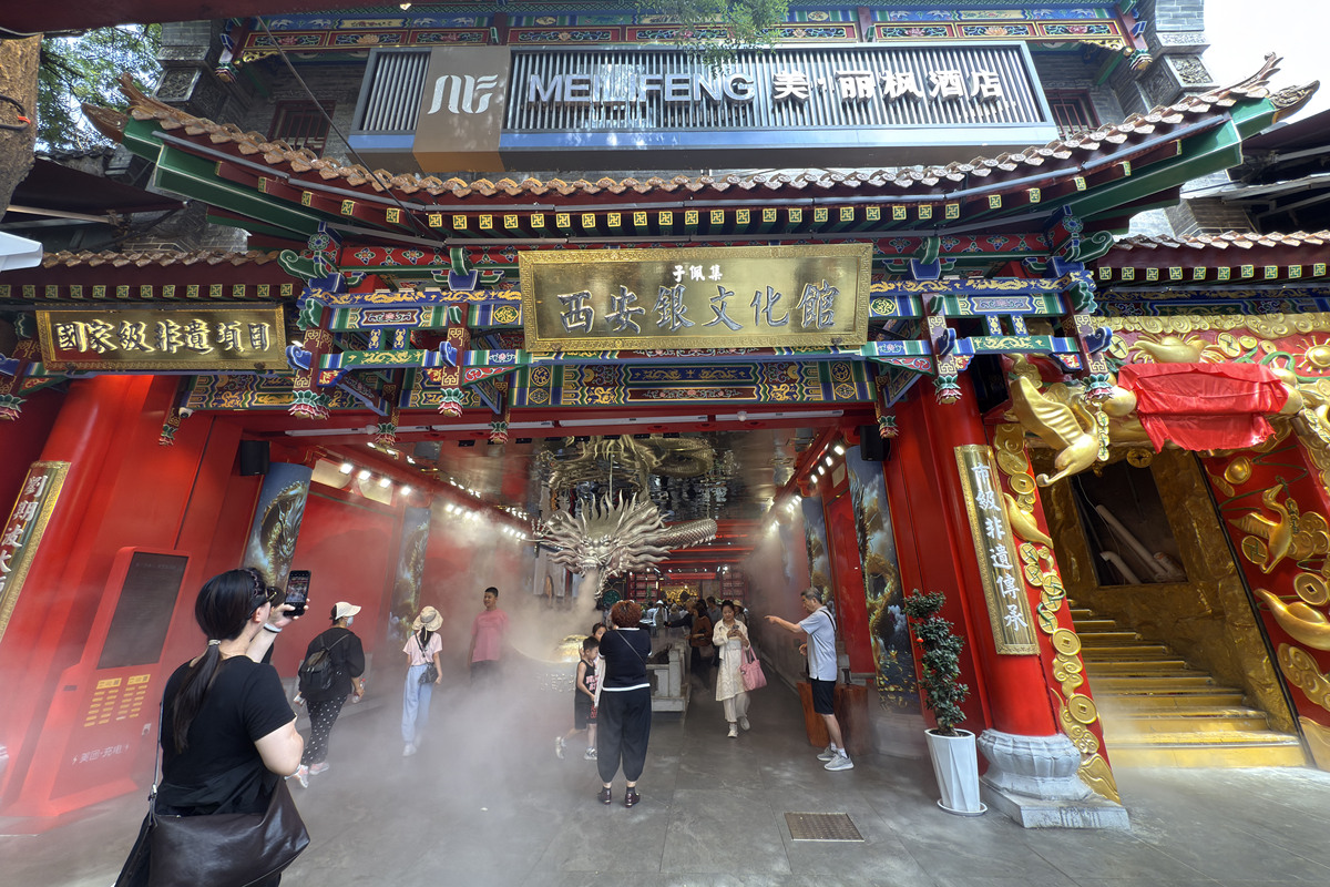 帮我制定一个西安四天四晚的形成计划要求有美食和景点以表格形式呈现。