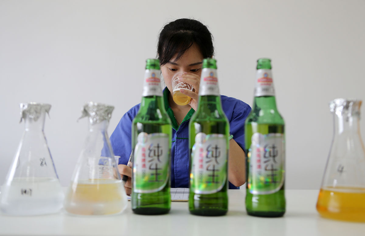 2019年5月22日,成都,唐耀华正在品评啤酒.(如若下载使用,请务必署名: