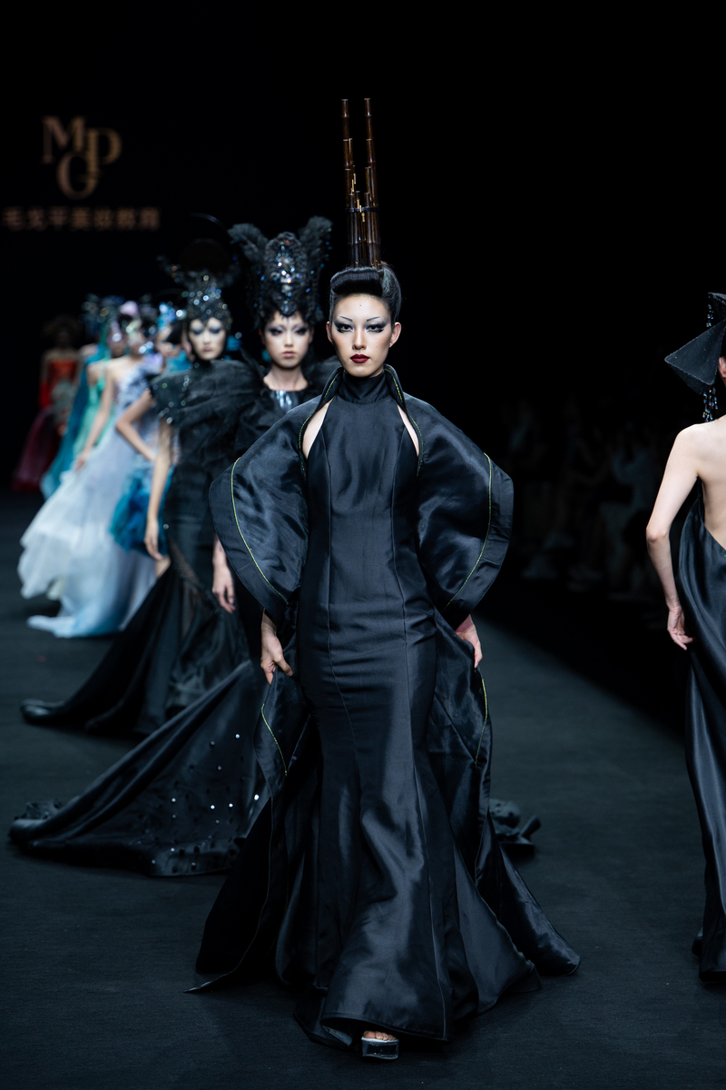 我的服装作品以《金陵十三钗》为灵感 请为这个作品调研目的