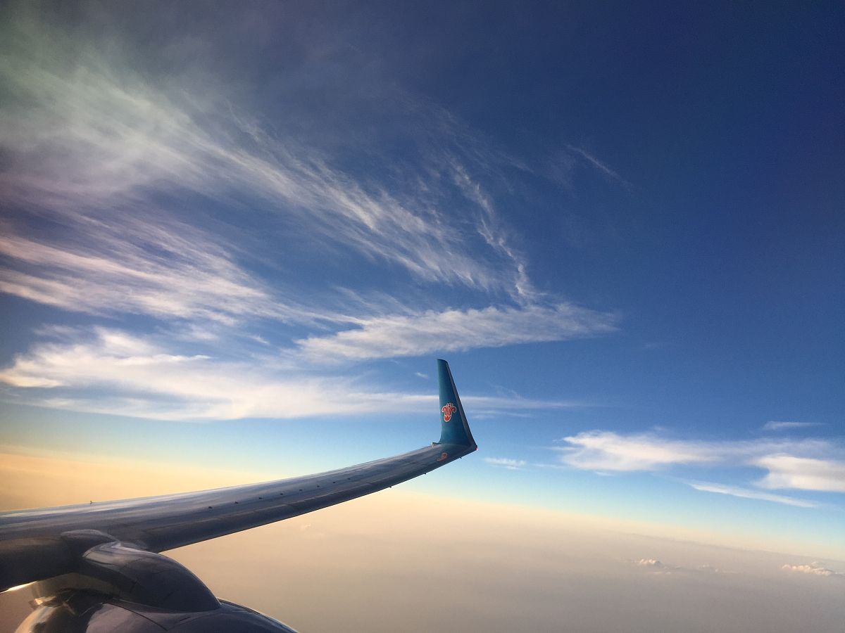 假如诗人李白坐上飞机看见窗外的风景他会写一首怎样的诗