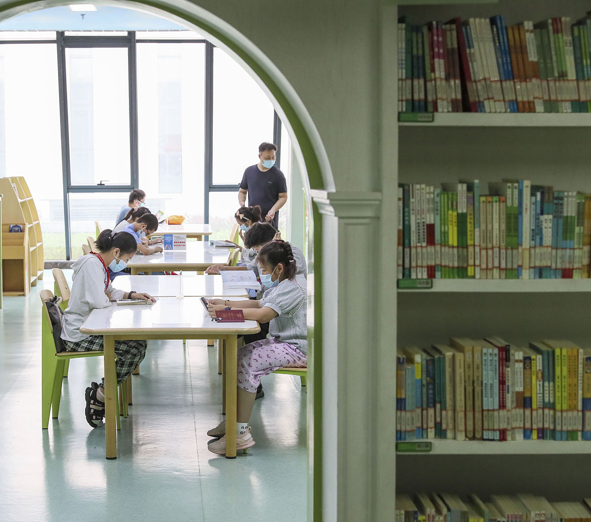 在学习方式上国外教科书注重实践性为学生提供完善的参考系统;国内教科书强调训练忽视了自学空间。对这段话进行理解