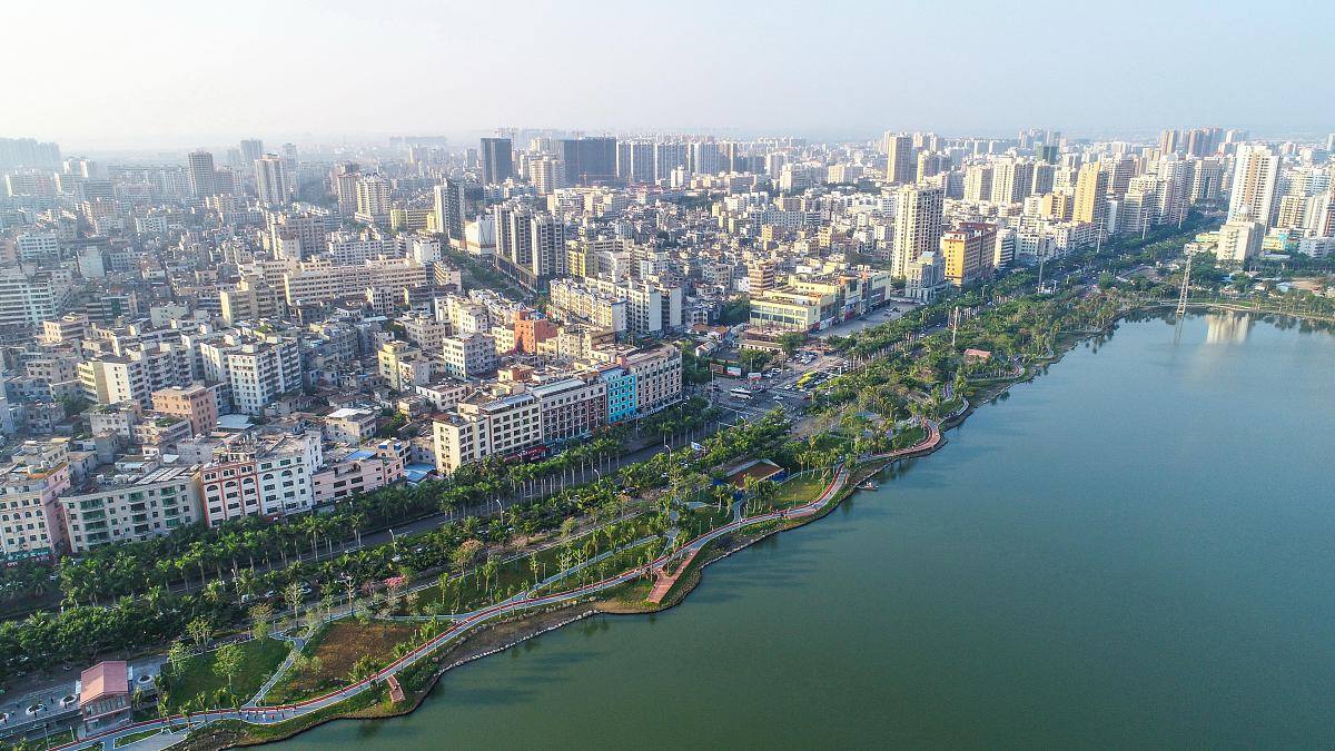 2019年10月22日清晨,在海口市琼山区红城湖公园南岸,许多晨练者在湖畔