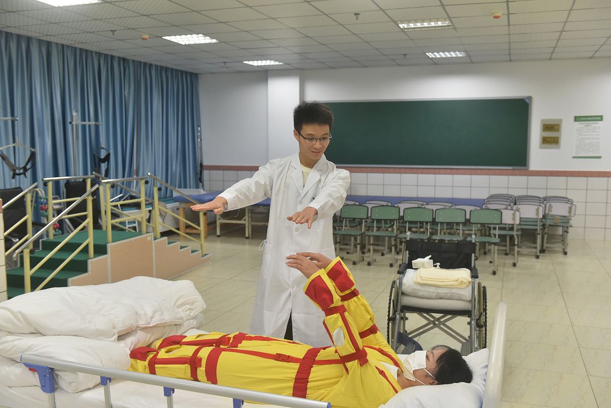 四川育英医养科技技工学校养老服务与管理专业介绍 - 就业前景广阔