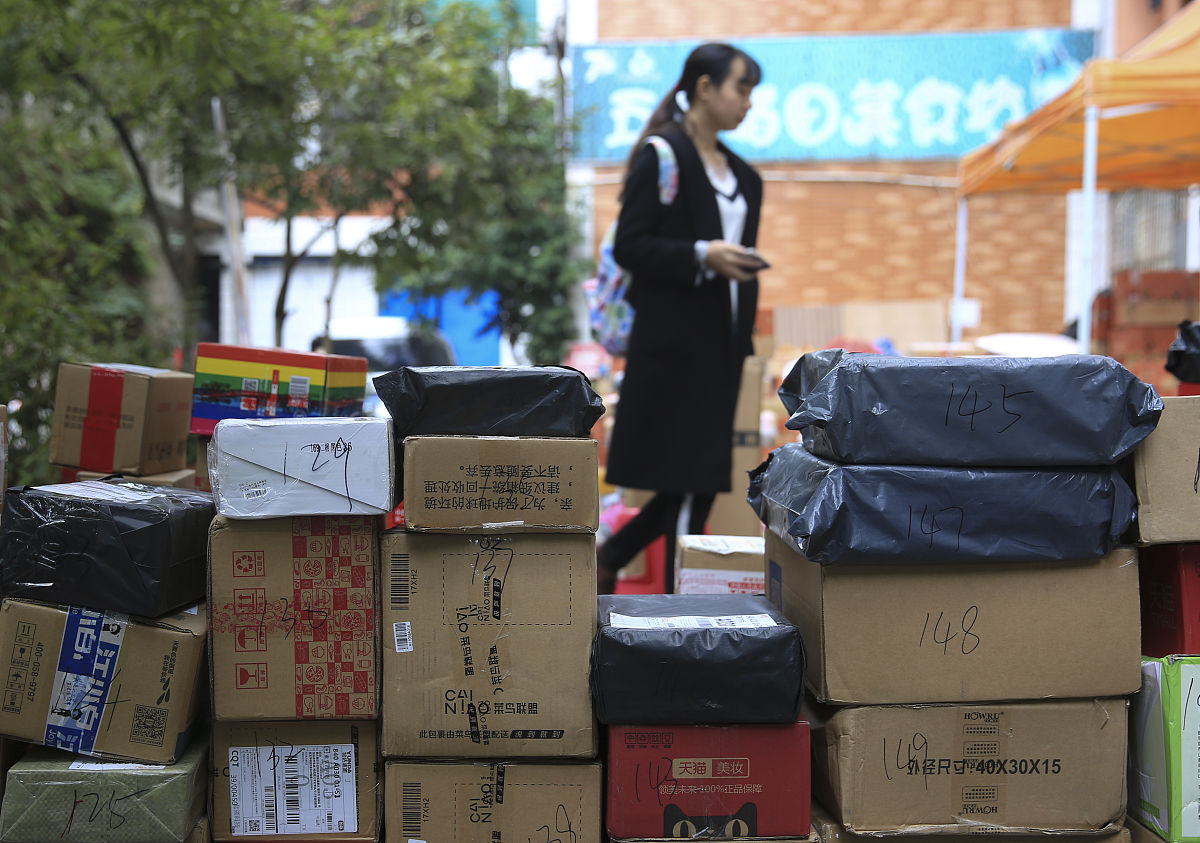 校园网点散乱、服务态度差、快递费用高等问题达不到校园内广大师生对快递服务的满意度。对校园快递网点的问题，提出了合理科学的解决对策：开展多样化的校园快递业务，实现送快递到宿舍的校园快递服务、配备人脸识别的可移动智能快递柜、开发售后服务电子系统等。换个表达