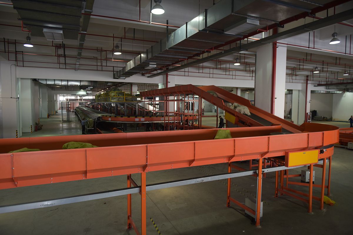 物流转弯机和伸缩机：提升效率的物流设备