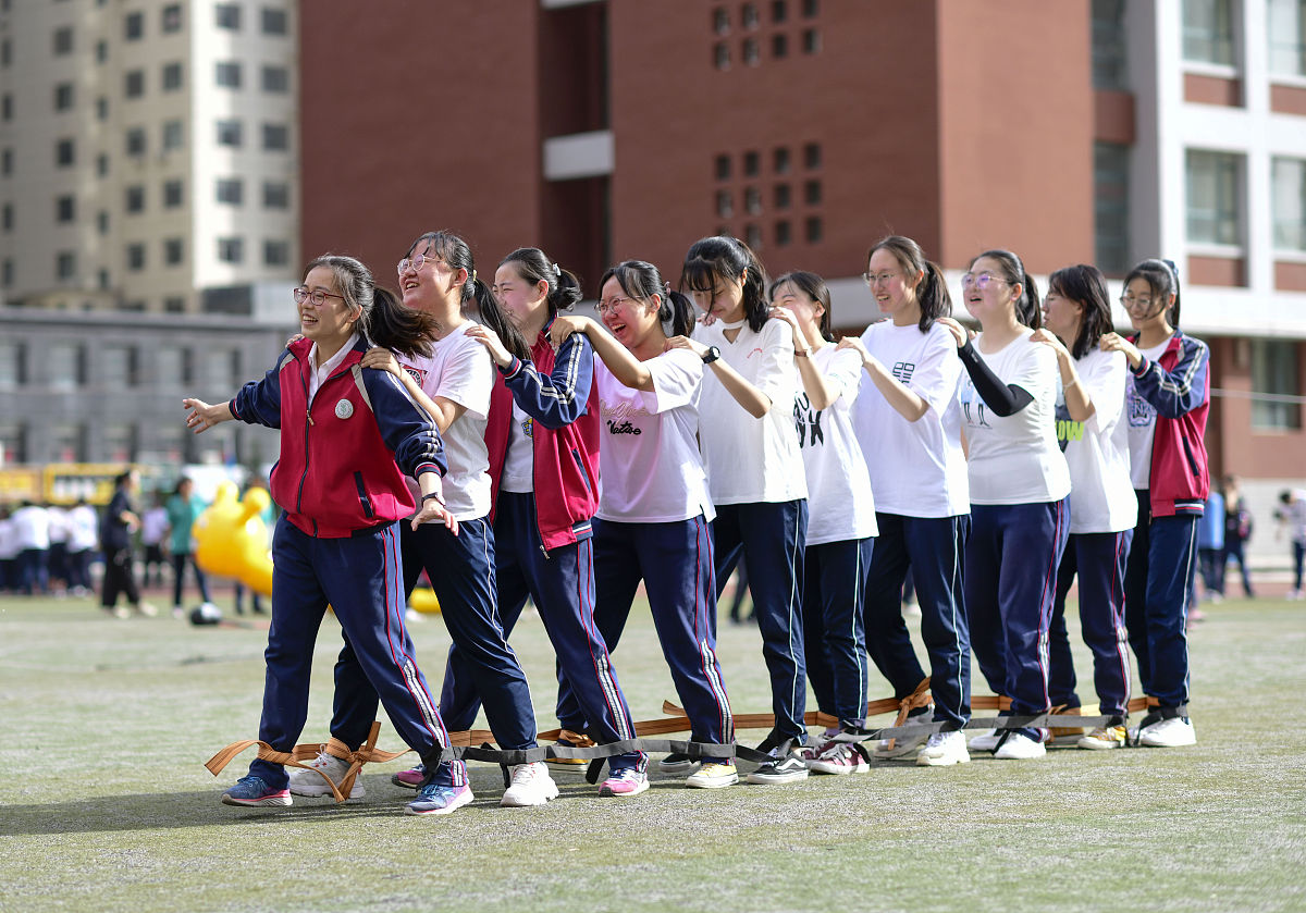 2020年6月4日,呼和浩特市第十八中学高三年级学生在趣味运动会上参加