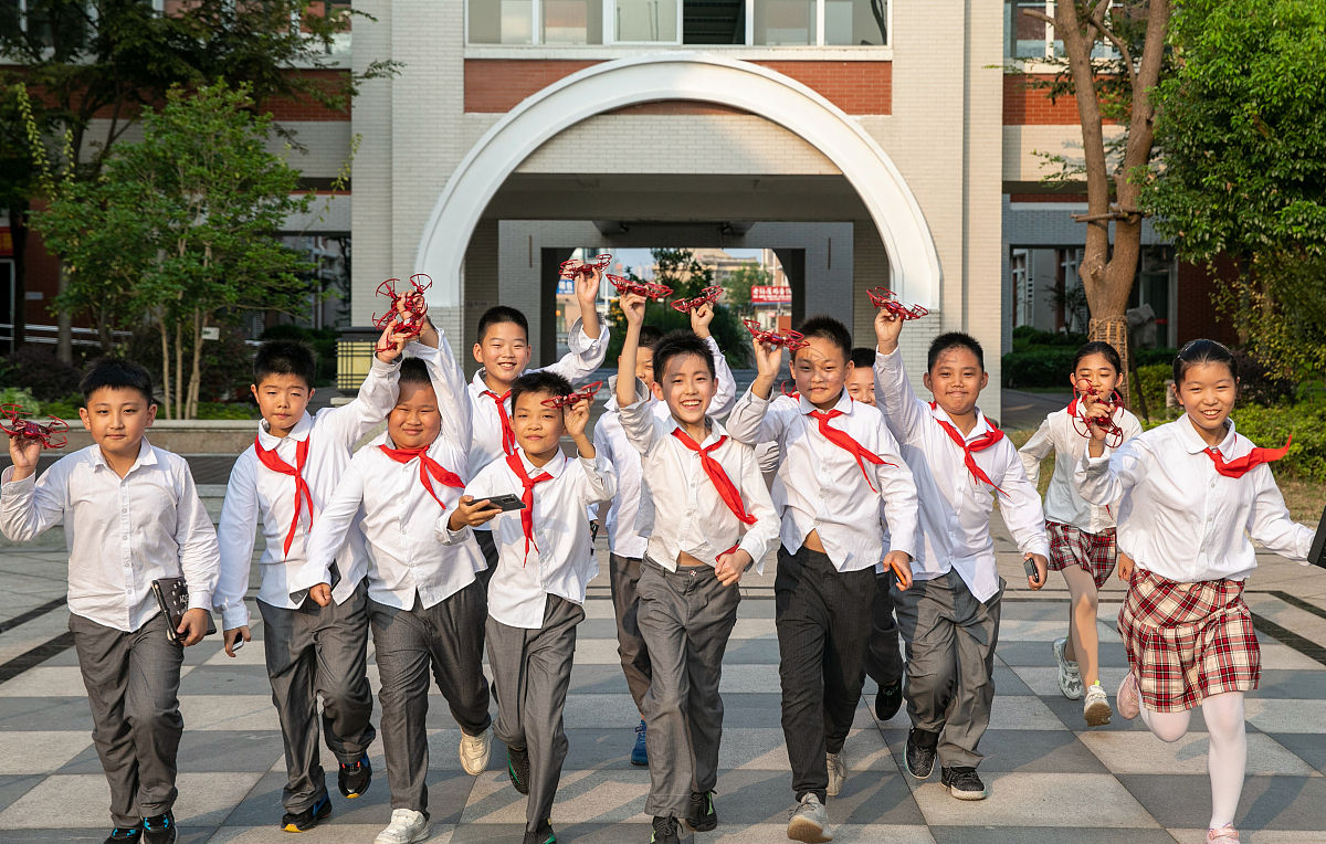 2021年9月9日,江苏省海安市城南实验小学的孩子们放学后拿起心爱的无