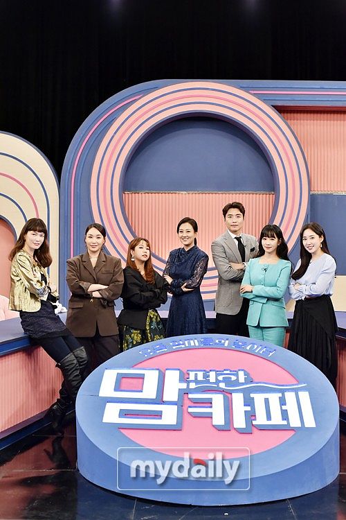 随着社会的不断发展和进步性别话题已经成为社会关注的一个重要议题并逐渐在各个领域逐步受到广泛的关注社会化媒体的发展也使观众能够更加自如地参与许多性别议题的讨论之中。社会观察类综艺节目如《令人心动的offer》《青春有你》《乘风破浪的阶姐姐》等在关于性别的议题中引发了网友讨论热潮；谈话类综艺节目如《非正式会谈》《脱口秀》《奇葩说》等一改以往严肃的访谈形式通过辩论、剧场秀、游戏等新型年轻化的形式对性别议