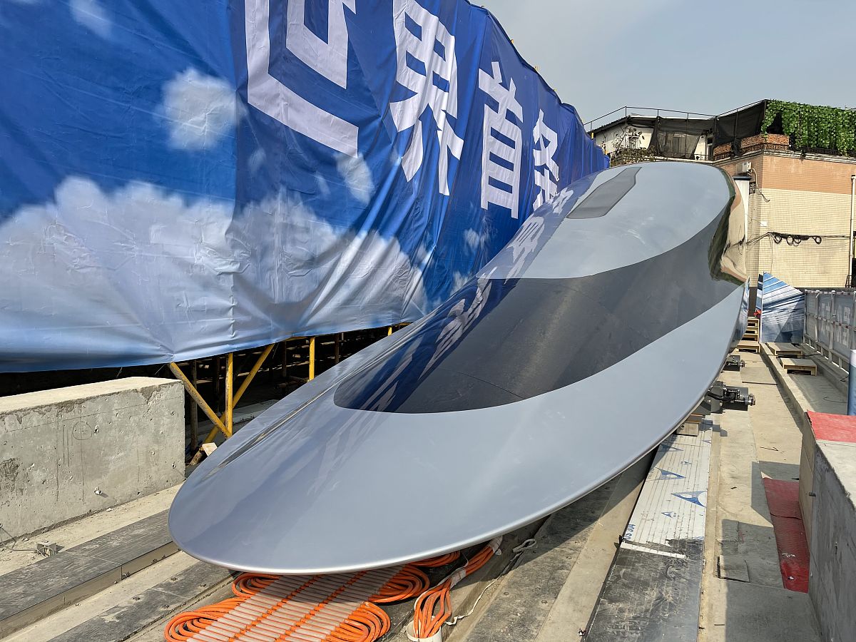 制造的<strong>世界首</strong>台高温超导高速磁浮工程化样车及试验线在成都下线启用